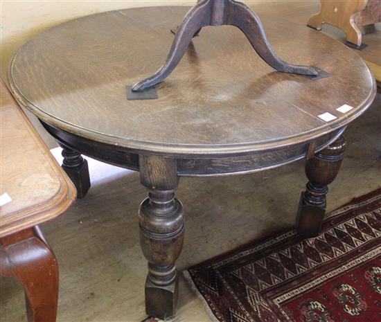 Circular oak extending dining table, 2 leaves